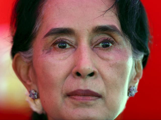 <p>El partido gobernante de Myanmar ha pedido al público que rechace un golpe militar que comenzó en la madrugada del lunes por la mañana con el arresto de la líder del país, Aung San Suu Kyi .</p>