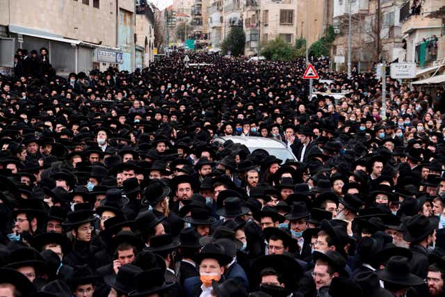 <p>Thousands of Ultra-Orthodox Jews attend a funeral procession for the Head of the Brisk Yeshiva, Rabbi Meshulam Dovid Soloveitchik in Jerusalem</p>