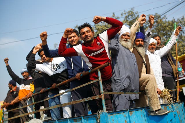 <p>FILE PHOTO: Farmers arrive at the site of a protest against the farm laws at the Singhu border of Delhi on Saturday. REUTERS</p>
