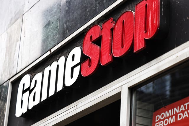 <p>Los inversores no pudieron comprar más acciones de GameStop debido a una restricción de la aplicación Robinhood</p>