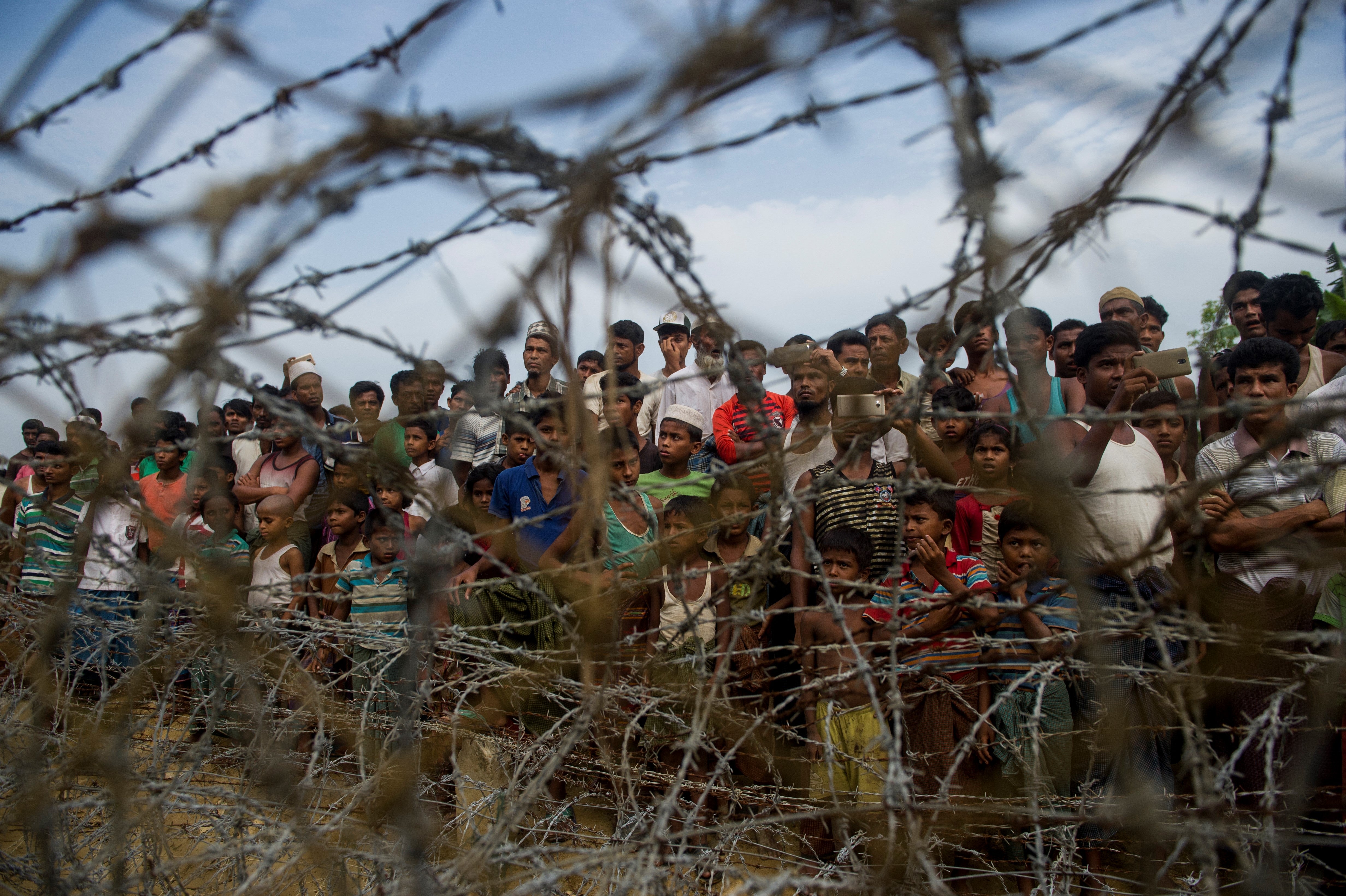 Rohingya refugees gather in 'no man's land’ behind Myanmar's border