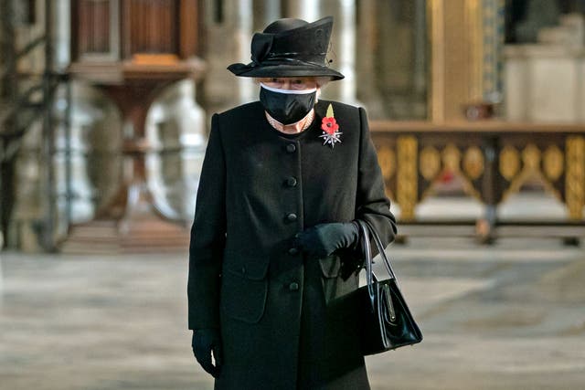 <p>La Reina Isabel asiste a una ceremonia en la Abadía de Westminster de Londres para conmemorar el centenario del entierro del Guerrero Desconocido, en Gran Bretaña el 4 de noviembre de 2020. Foto tomada el 4 de noviembre de 2020.&nbsp;</p>