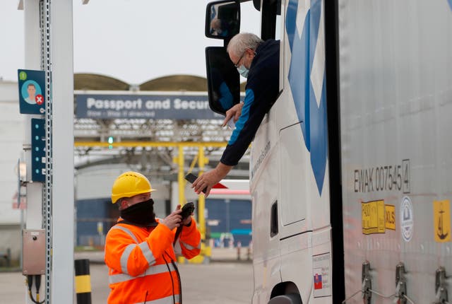 <p>Los exportadores británicos de carnes señalan que sus productos se han echado a perder en los camiones a la espera de las revisiones sanitarias europeas.&nbsp;</p>