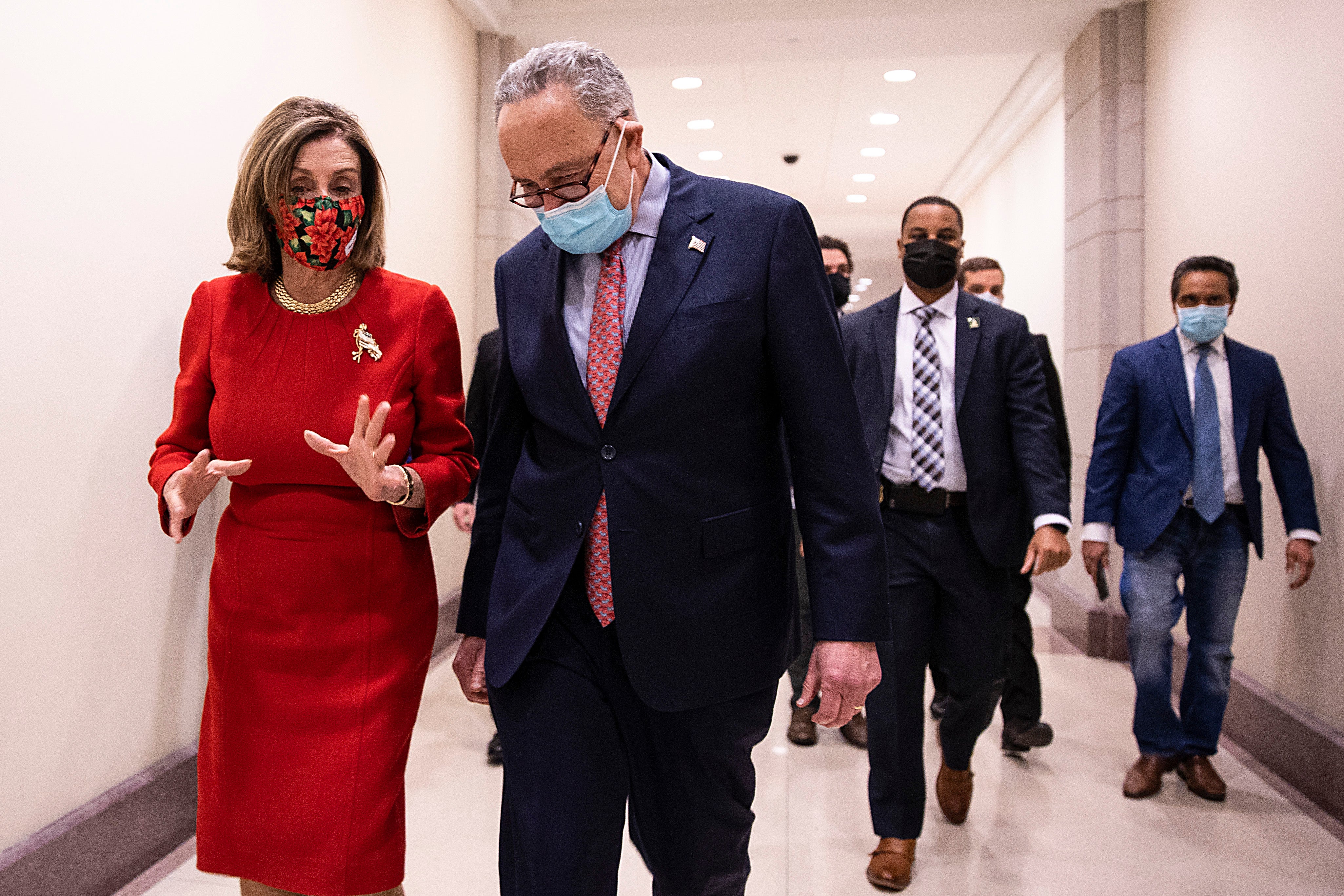 La presidenta de la Cámara de Representantes, Nancy Pelosi, y el líder de la mayoría del Senado, Chuck Schumer, presentaron una resolución presupuestaria conjunta el lunes, un primer paso masivo para aprobar el plan de ayuda Covid de Joe Biden.