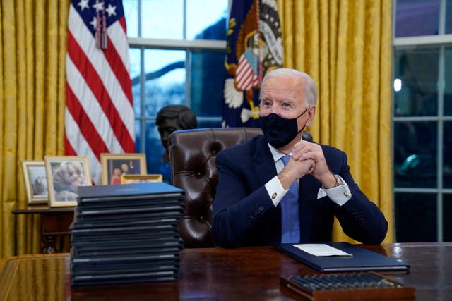 <p>El presidente Joe Biden firmará tres órdenes ejecutivas más dirigidas a la reforma migratoria , incluida la creación de un grupo de trabajo para comenzar un proceso para reunir a las familias separadas</p>