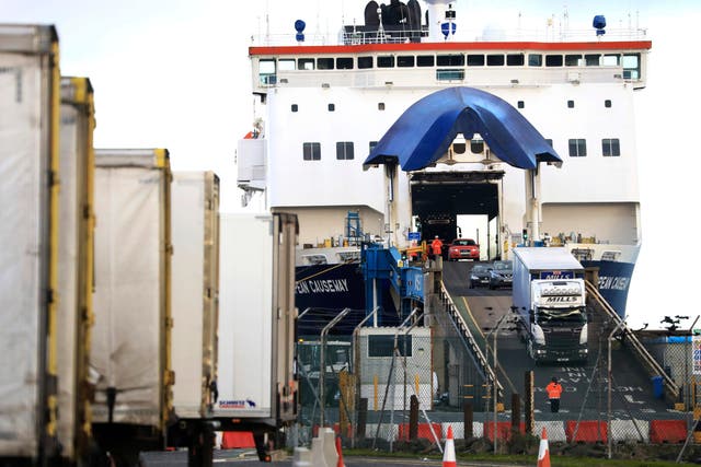 <p>En esta imagen de archivo del viernes 1 de enero de 2021, camiones y autos salen de un transbordador llegado de Escocia en la terminal P&amp;O del puerto de Larne, en la costa de Irlanda del Norte.&nbsp;</p>