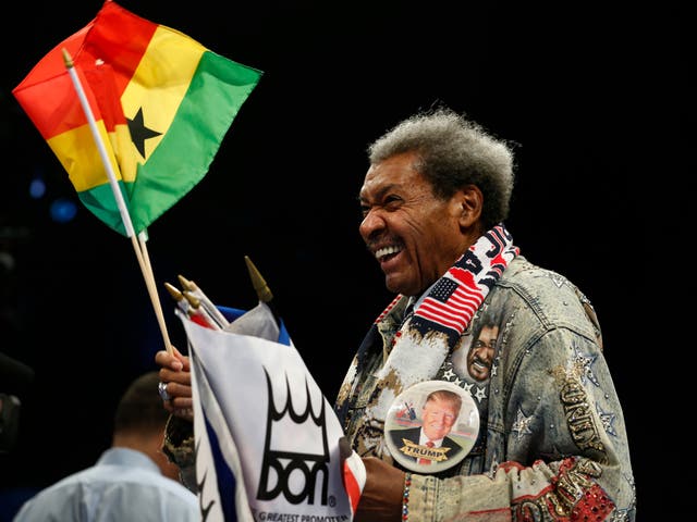 <p>LAS VEGAS, NV - 21 DE JULIO: El promotor de boxeo Don King espera una pelea por el título entre el campeón superpluma de la AMB Alberto Machado de Puerto Rico y Rafael Mensah de Ghana el 21 de julio de 2018 en Las Vegas, Nevada. Machado retuvo su título por decisión unánime. </p>
