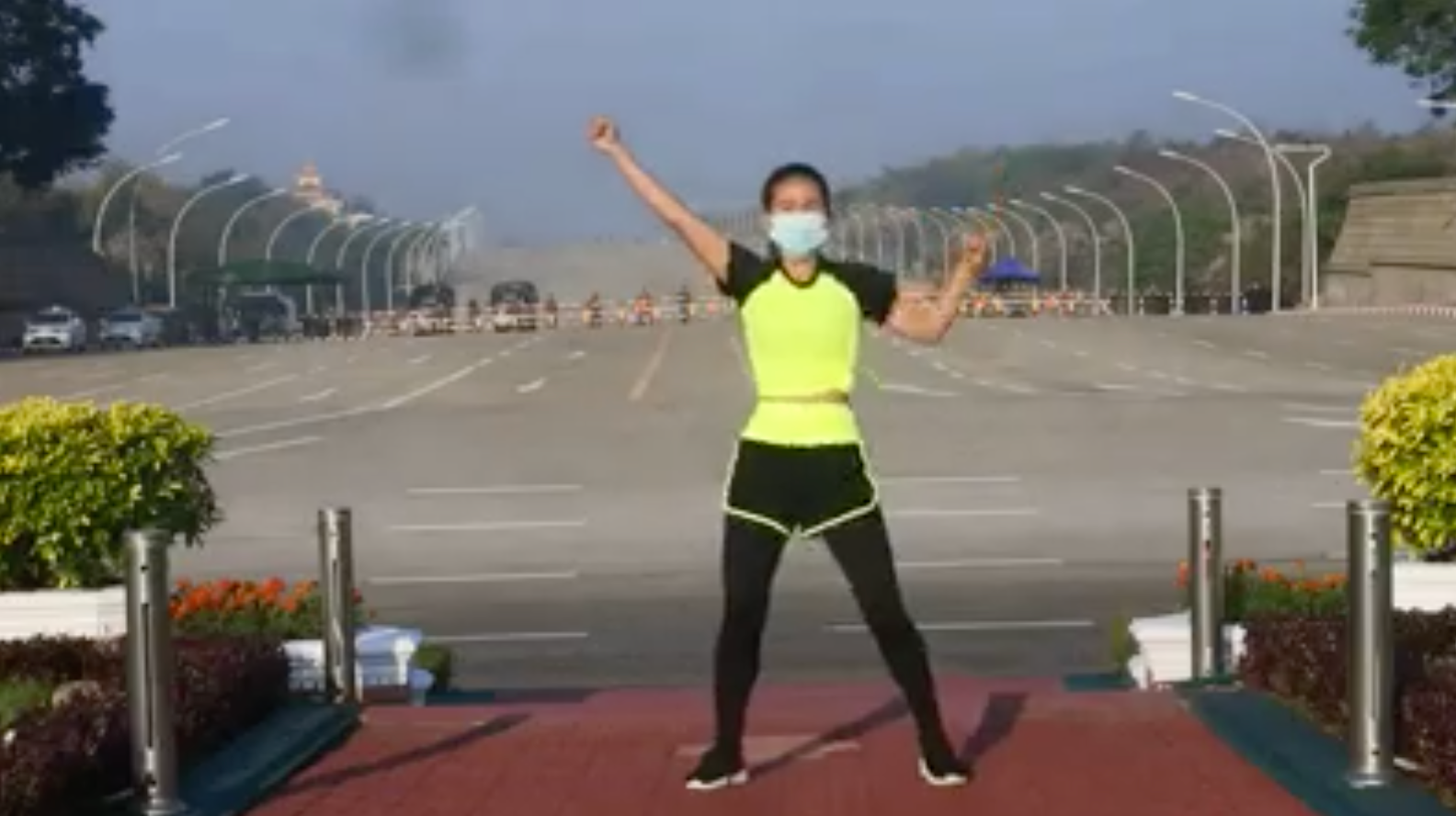Un video che si diffonde rapidamente mostra una donna che sgorga nelle sue lezioni di aerobica mentre il colpo di stato del Myanmar sembra svolgersi dietro di lei