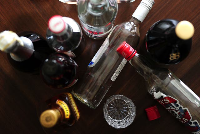 <p>Las muertes relacionadas con el alcohol en Inglaterra y Gales aumentaron a un récord durante 2020, según las últimas estadísticas gubernamentales.</p>