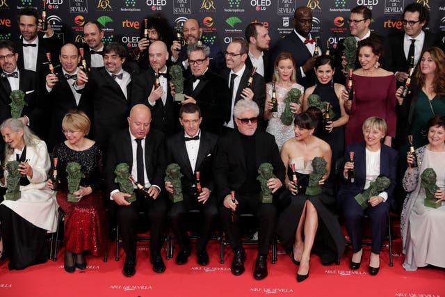 <p>ARCHIVO - En esta imagen del 26 de enero del 2020, los ganadores de los premios Goya del cine español posan con sus trofeos para una foto de grupo al final de la ceremonia de premiación en Málaga, en el sur de España. En un año en el que el coronavirus ha cerrado cines, suspendido producciones y retrasado o transferido estrenos a internet, los Goya del 2021 serán el 6 de marzo y se realizarán vía virtual.&nbsp;</p>