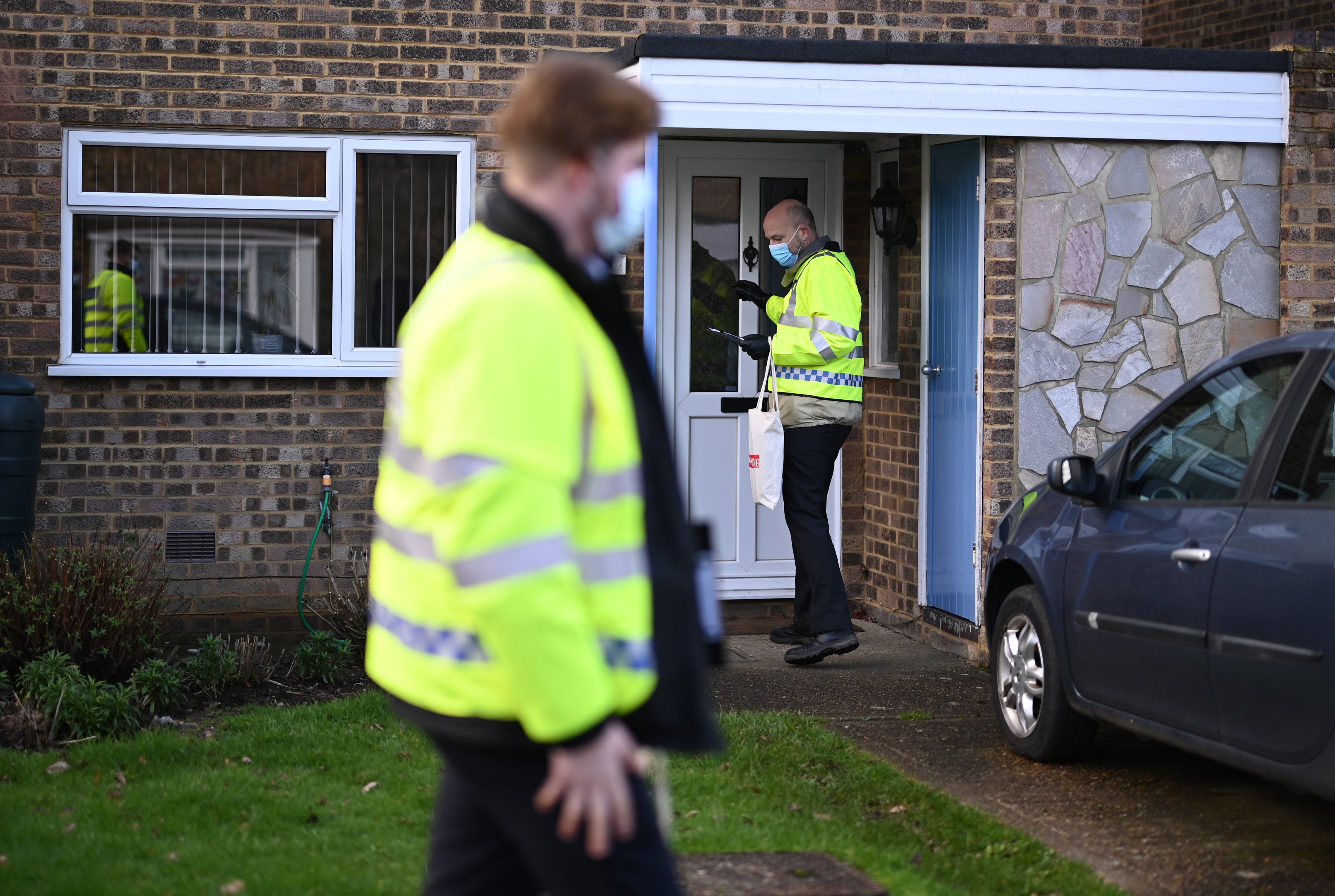 <p>Los voluntarios de la policía ayudan en la entrega de kits de prueba a los residentes mientras las autoridades locales implementan las pruebas de covid-19 en un esfuerzo por rastrear una variante del coronavirus sudafricano encontrada en el área el 2 de febrero de 2021 en Woking, Reino Unido . Las autoridades sanitarias han encontrado más de 100 casos de una variante del coronavirus identificada por primera vez en Sudáfrica, lo que provocó una lucha por implementar nuevas iniciativas de pruebas en ocho áreas de Inglaterra. Se cree que la variante es más contagiosa, pero no más mortal, que la variante que ha predominado en Inglaterra durante la pandemia del covid-19.&nbsp;</p>
