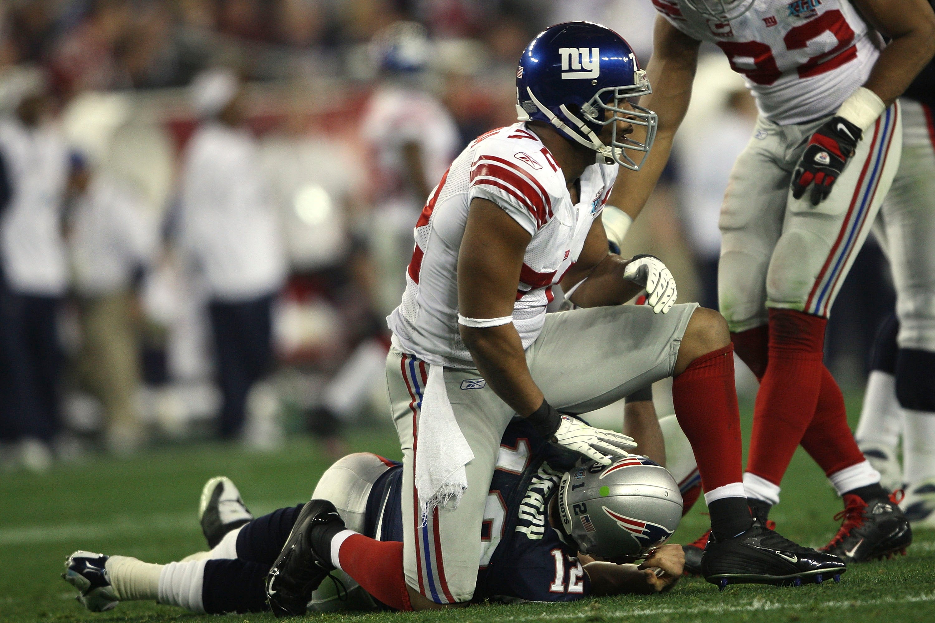 Osi Umenyiora sits on Tom Brady in 2008