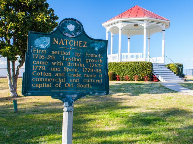 <p>Natchez, MS, EE.UU. - 6 de febrero de 2009: The Waterfront Gazebo en Natchez National Historic en el invierno de 2009.</p>