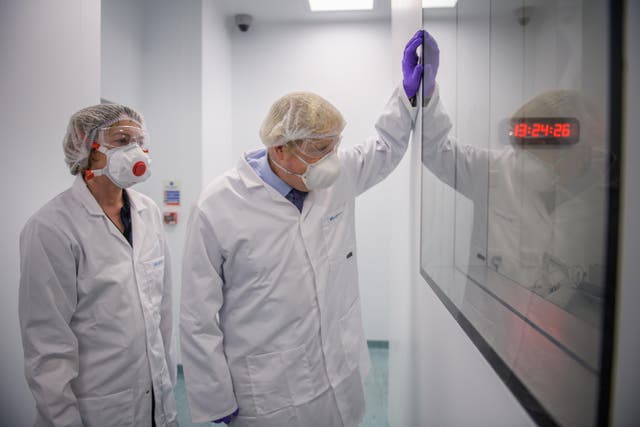 <p>Boris Johnson visitó una planta de vacunas a pesar de que fue advertido de un brote de COVID, lo que provocó la condena en los Comunes</p>
