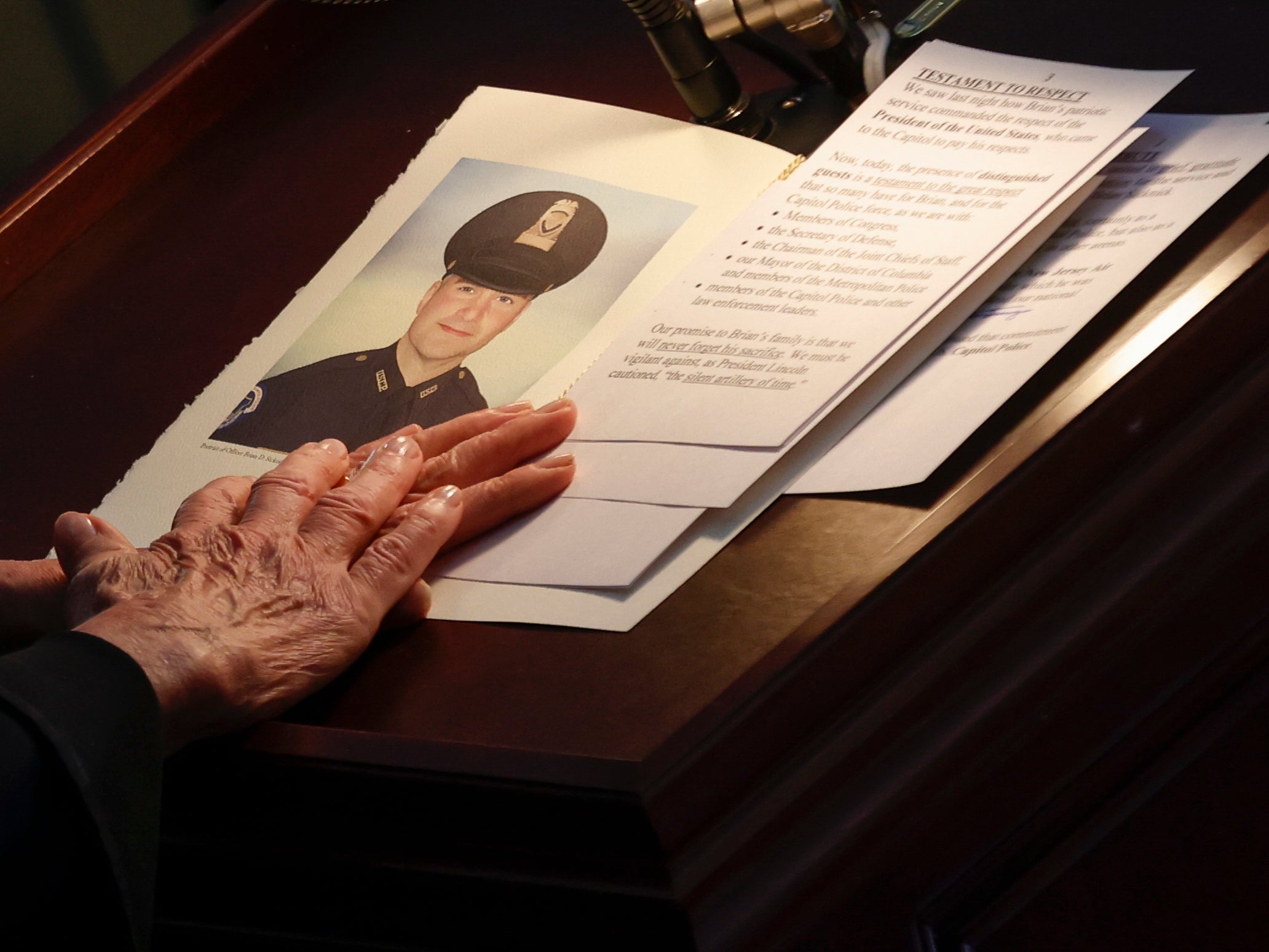 <p>La presidenta de la Cámara de Representantes, Nancy Pelosi, rindió homenaje al caído oficial de policía del Capitolio de los Estados Unidos, Brian Sicknick</p>