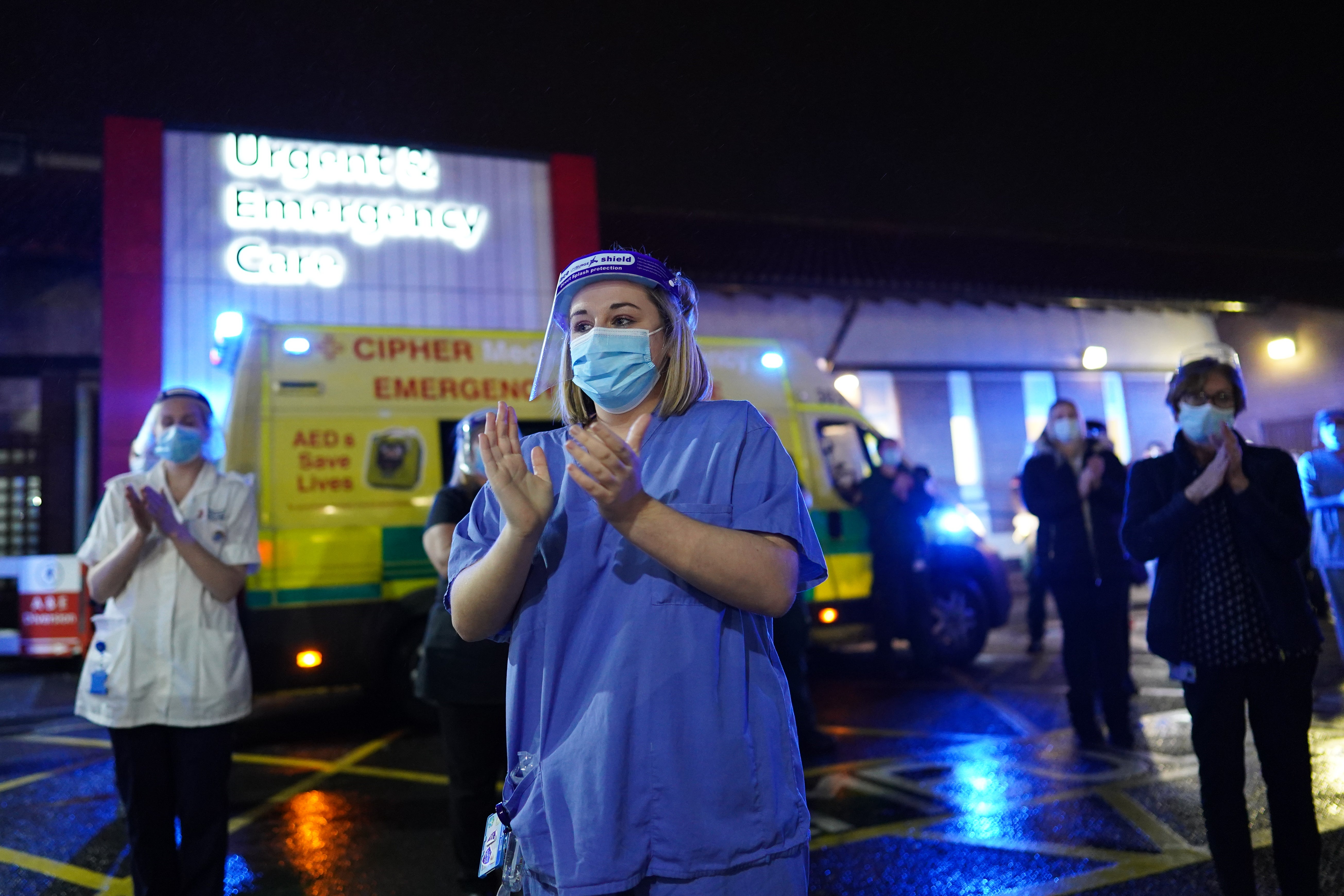 <p>La memoria del capitán Sir Tom Moore ha sido honrada con un aplauso nacional.</p>