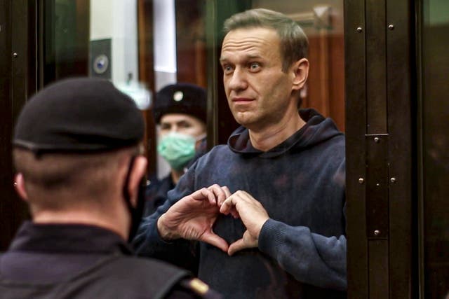 <p>En esta foto distribuida por la Corte Municipal de Moscú, el líder opositor ruso Alexei Navalny hace un símbolo del corazón durante una audiencia. </p>