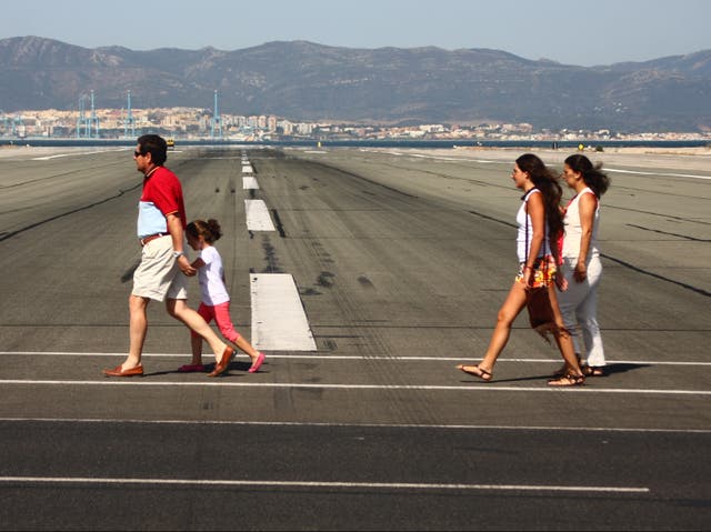 <p>Los peatones que cruzan la pista de aterrizaje en Gibraltar, que es parte de la carretera principal hacia el Territorio Británico de Ultramar.</p>