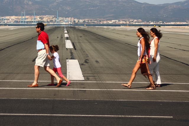 <p>Los peatones que cruzan la pista de aterrizaje en Gibraltar, que es parte de la carretera principal hacia el Territorio Británico de Ultramar.</p>