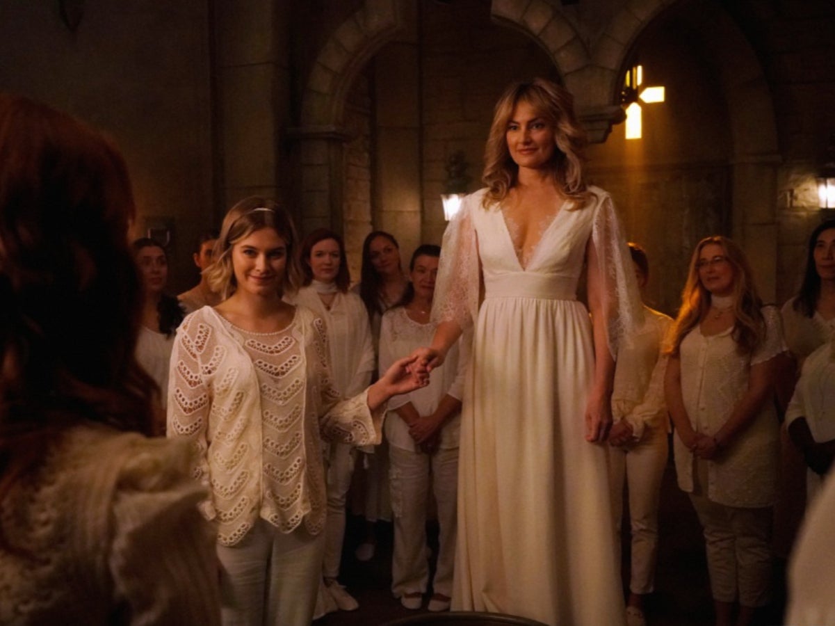 Sinister: Skovbye (left) as Polly Cooper in Riverdale, next to Alice Cooper (Madchen Amick)