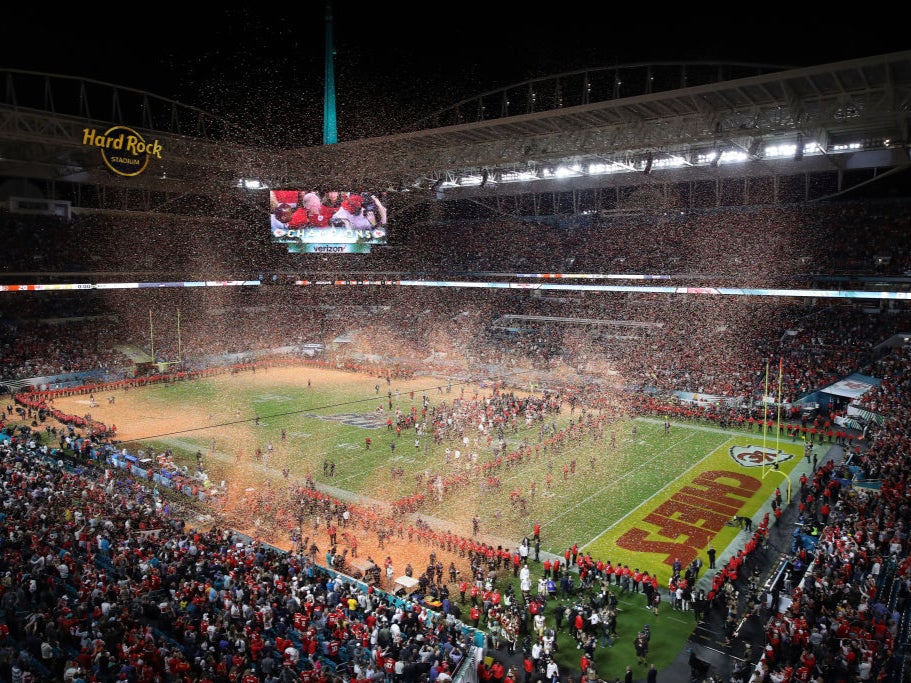 Los jugadores de Kansas City Chiefs celebran ganar el Super Bowl 54