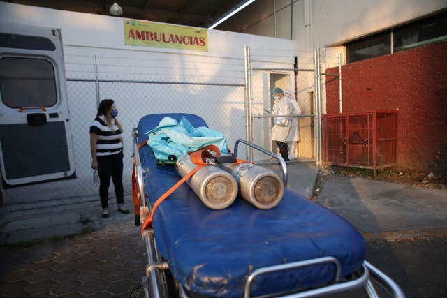 <p>Un familiar (L) observa después de que paramédicos ingresaron a un hospital con un paciente sospechoso de padecer la enfermedad por coronavirus (COVID-19), mientras continúa el brote de COVID-19, en la Ciudad de México, México, el 28 de enero de 2021. </p>