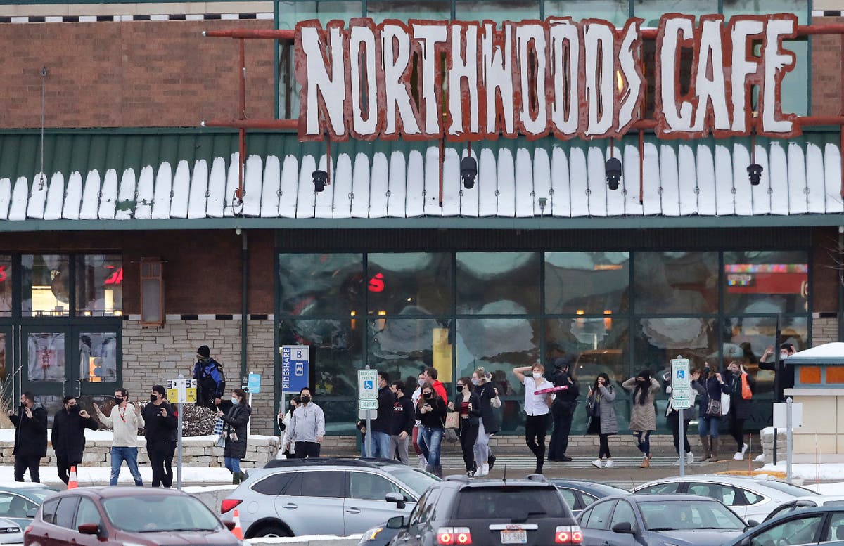 Teen suspect in Wisconsin mall shooting waives extradition