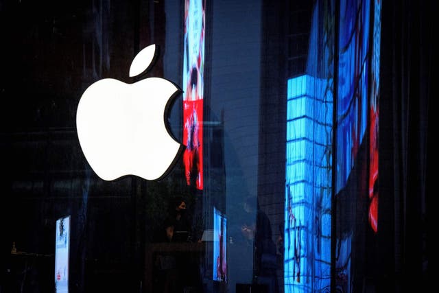 <p>El logotipo de Apple se ve en la ventana de la tienda de la empresa recién inaugurada en Bangkok el 23 de septiembre de 2020.</p>