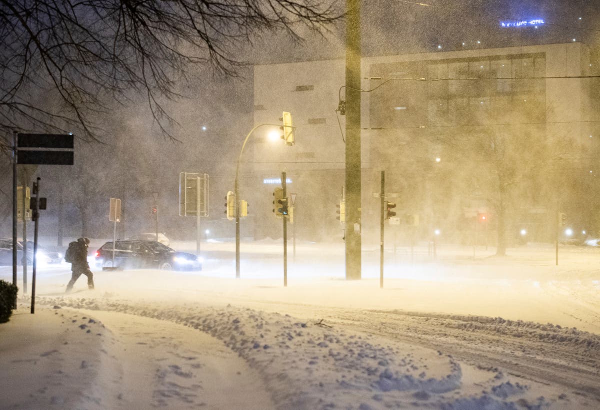 Heavy snowstorm pounds Germany, upends travel People winds Germany