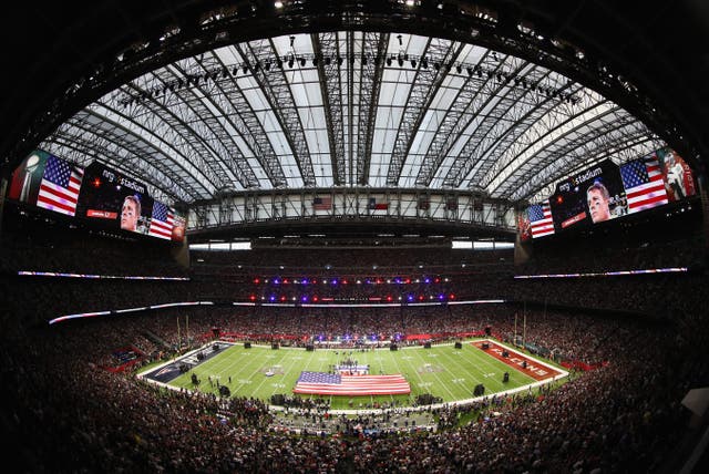 <p>Una vista general del campo durante el Himno Nacional antes del Super Bowl 51 entre los New England Patriots y los Atlanta Falcons en el NRG Stadium el 5 de febrero de 2017 en Houston, Texas. </p>