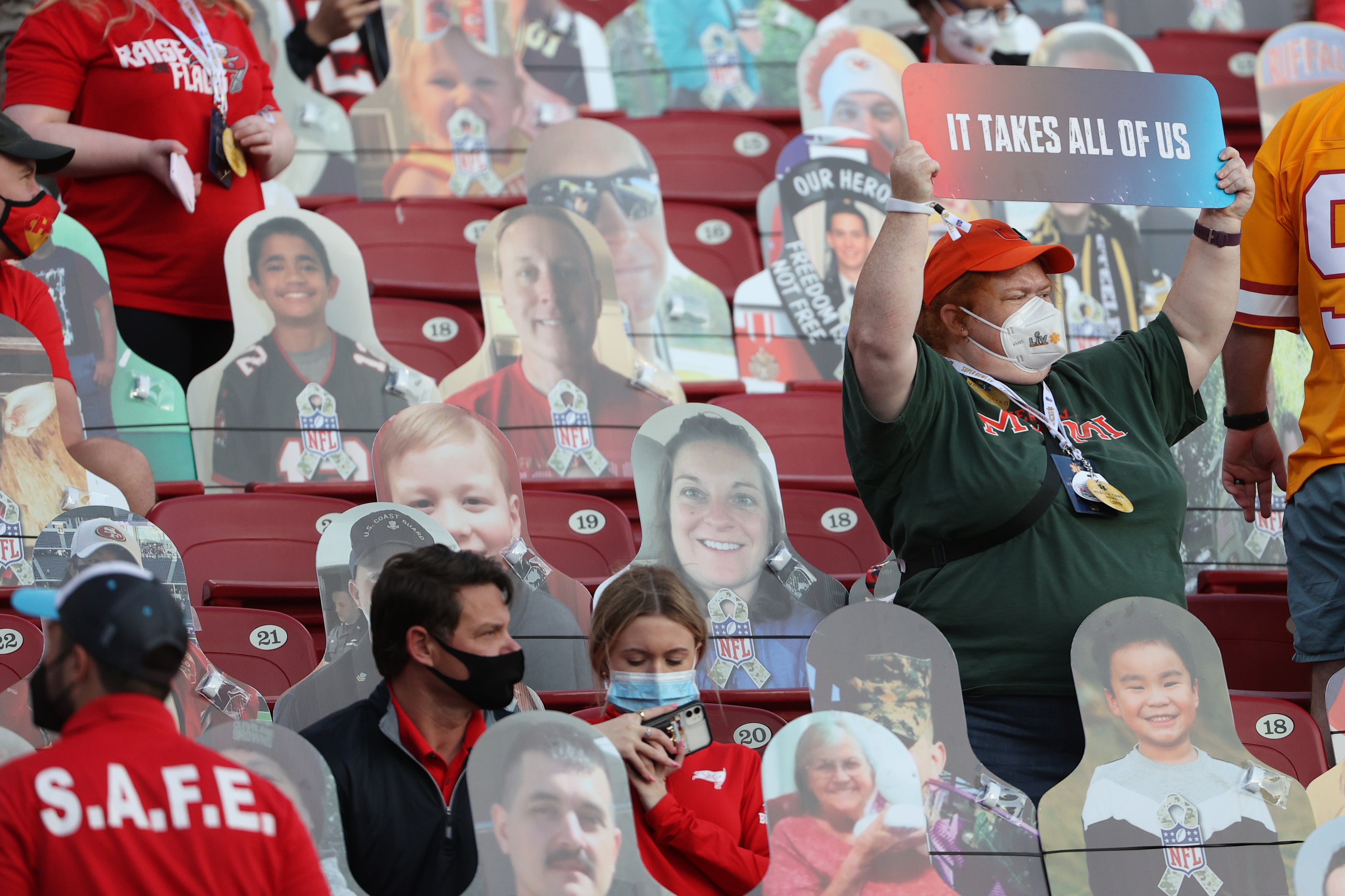 How many fans are at the Raymond James Stadium for the Super Bowl?