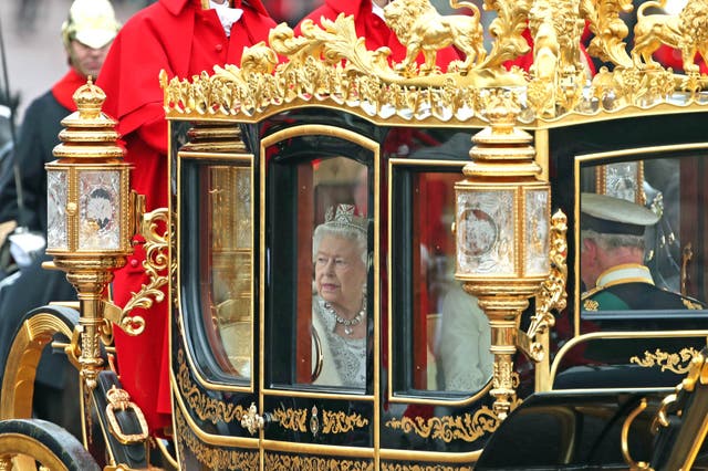 <p>Foto de archivo de fecha 14/10/19 de la Reina Isabel II, acompañada por el Duque y la Duquesa de Cornualles, regresando al Palacio de Buckingham, Londres, en el Diamond Jubilee State Coach, habiendo pronunciado el discurso de la Reina. Ya se están poniendo en marcha planes para conmemorar el Jubileo de Platino de la monarca. Fecha de emisión: viernes 5 de febrero de 2021. PA Photo. Con la Reina a punto de cumplir el 69 aniversario de su adhesión, ¿cómo se celebrarán exactamente los 70 años en el trono de la soberana en 2022? </p>