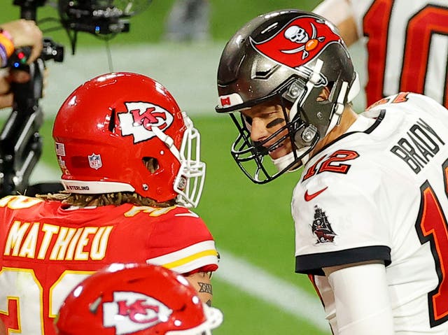 Tyrann Mathieu y Tom Brady se enfrentan durante la Superbowl LV