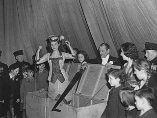 pFirst stages: Jasper Maskelyne se prepara para ver Maisie Wright em dois em Londres em 1948/p