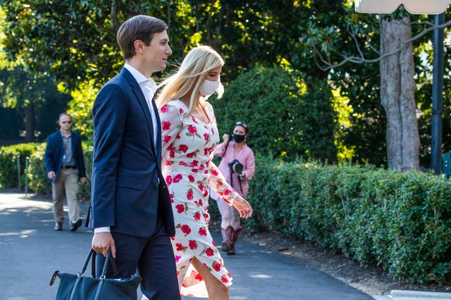 <p>Ivanka Trump, a la derecha, hija y asesora del presidente Donald Trump, y el asesor principal de la Casa Blanca, Jared Kushner, caminan por el jardín sur después de llegar con el presidente a la Casa Blanca, el domingo 26 de julio de 2020 en Washington. </p>