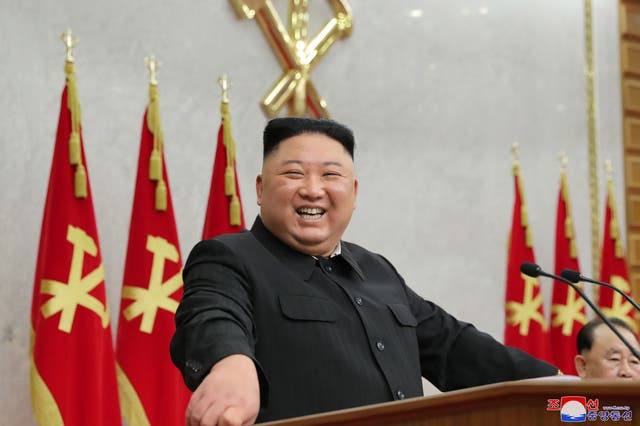 <p>Esta foto tomada el 8 de febrero de 2021 y publicada por la Agencia Central de Noticias de Corea (KCNA) oficial de Corea del Norte el 9 de febrero muestra al líder norcoreano Kim Jong Un asistiendo al primer día de la segunda reunión plenaria del octavo Comité Central del Partido de los Trabajadores. of Korea (WPK) en Corea del Norte. </p>