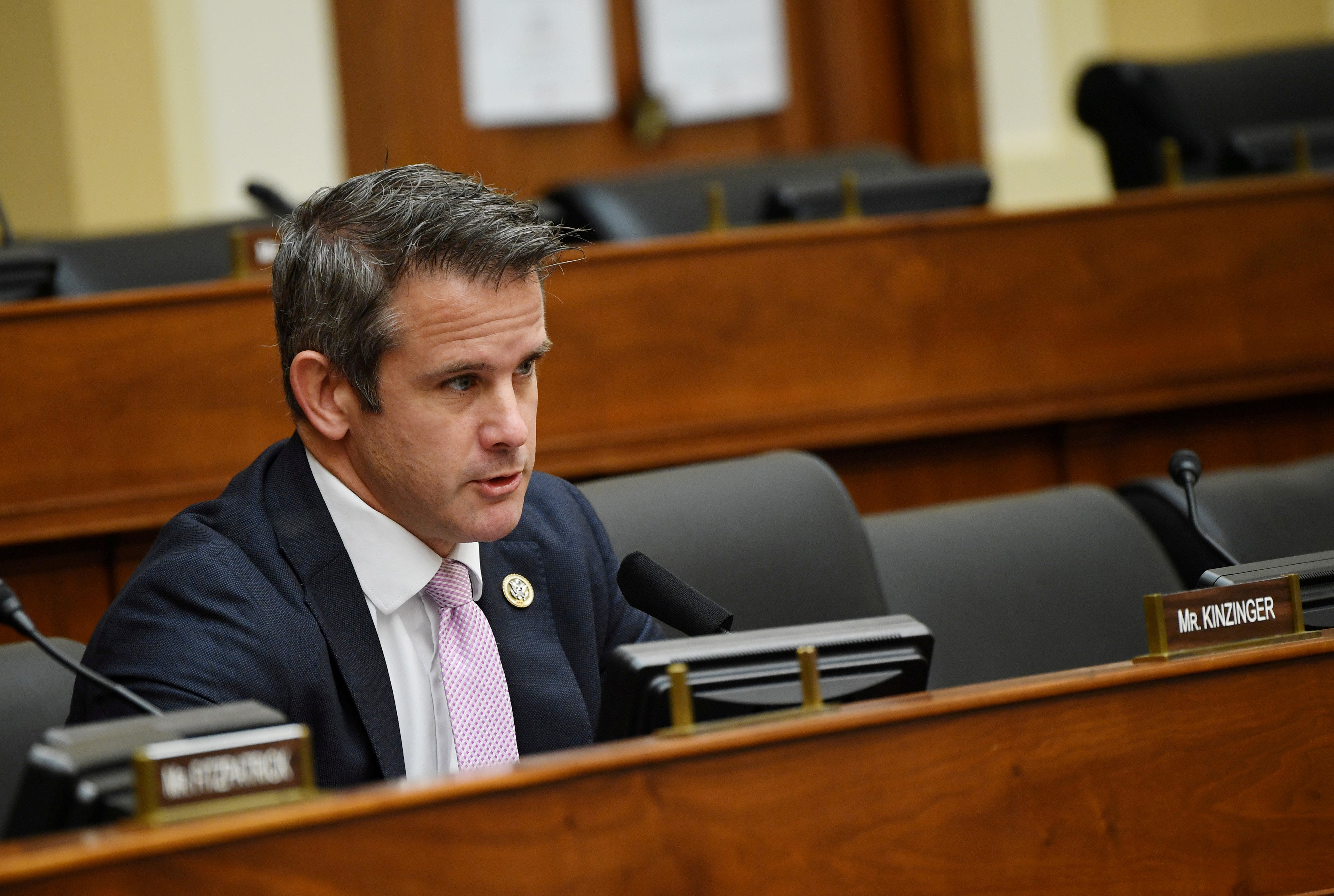 <p>El representante Adam Kinzinger (republicano por Illinois) interroga a los testigos durante una audiencia del Comité de Asuntos Exteriores de la Cámara de Representantes para investigar el despido del inspector general del Departamento de Estado Steven Linick, en Capitol Hill, en Washington DC, EE. UU., 16 de septiembre de 2020.</p>