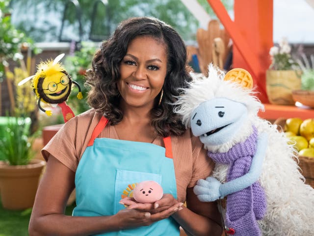 <p>Esta imagen difundida por Netflix muestra a la ex primera dama Michelle Obama con Busy, una marioneta de abeja, a la izquierda, Mochi, una marioneta redonda rosa y Waffles, una marioneta peluda con orejas de waffle en el set de la serie infantil "Waffles + Mochi". Obama lanzará el nuevo programa de comida para niños de Netflix el 16 de marzo.</p>