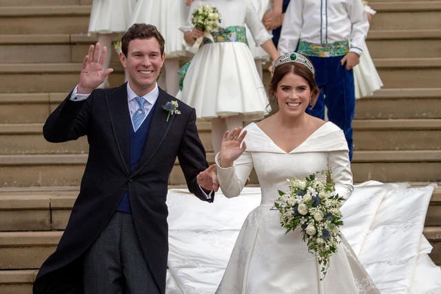 <p>La princesa británica Eugenie de York (derecha) y su esposo Jack Brooksbank saludan al salir de la puerta oeste de la capilla de San Jorge, en el Castillo de Windsor, en Windsor, el 12 de octubre de 2018 después de la ceremonia de su boda. </p>