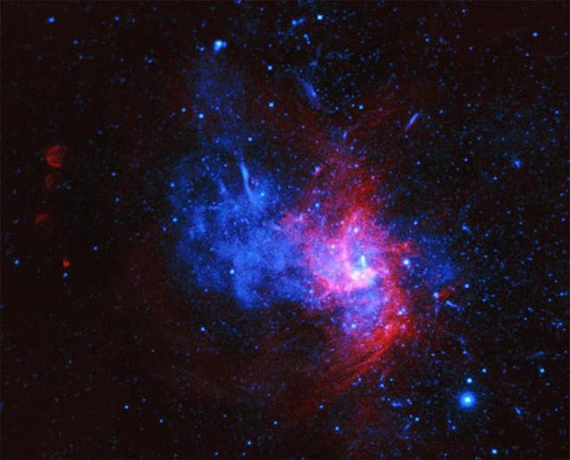 <p>Son los restos de una especie de supernova, y se le ha dado el nombre de Sagitario A Este</p>