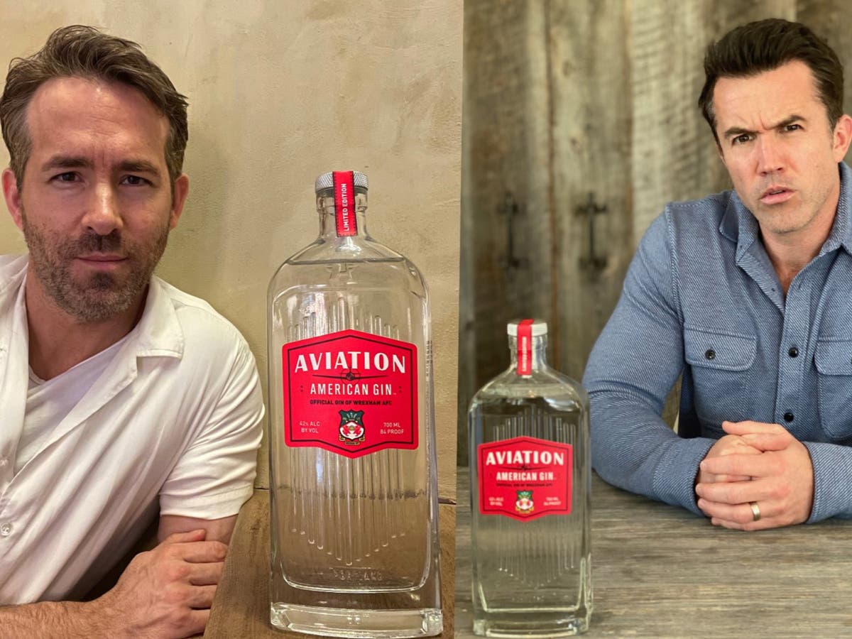 Ryan Reynolds And Rob Mcelhenney Complete Wrexham Takeover The Independent 