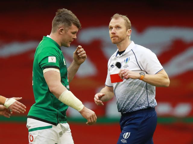 <p>Peter O'Mahony is sent off</p>