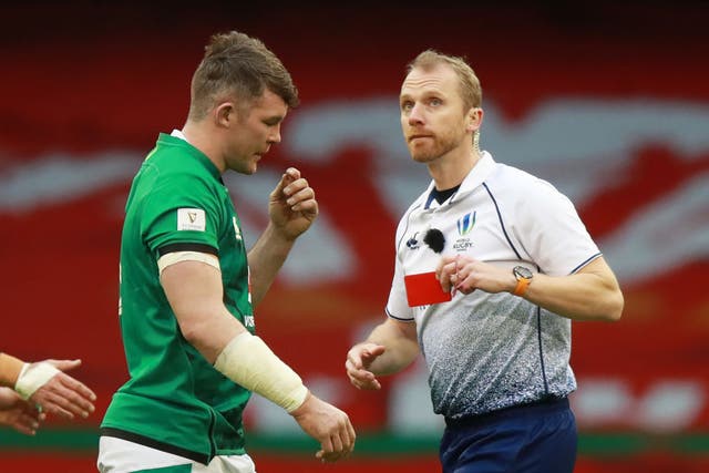 <p>Peter O'Mahony is sent off</p>