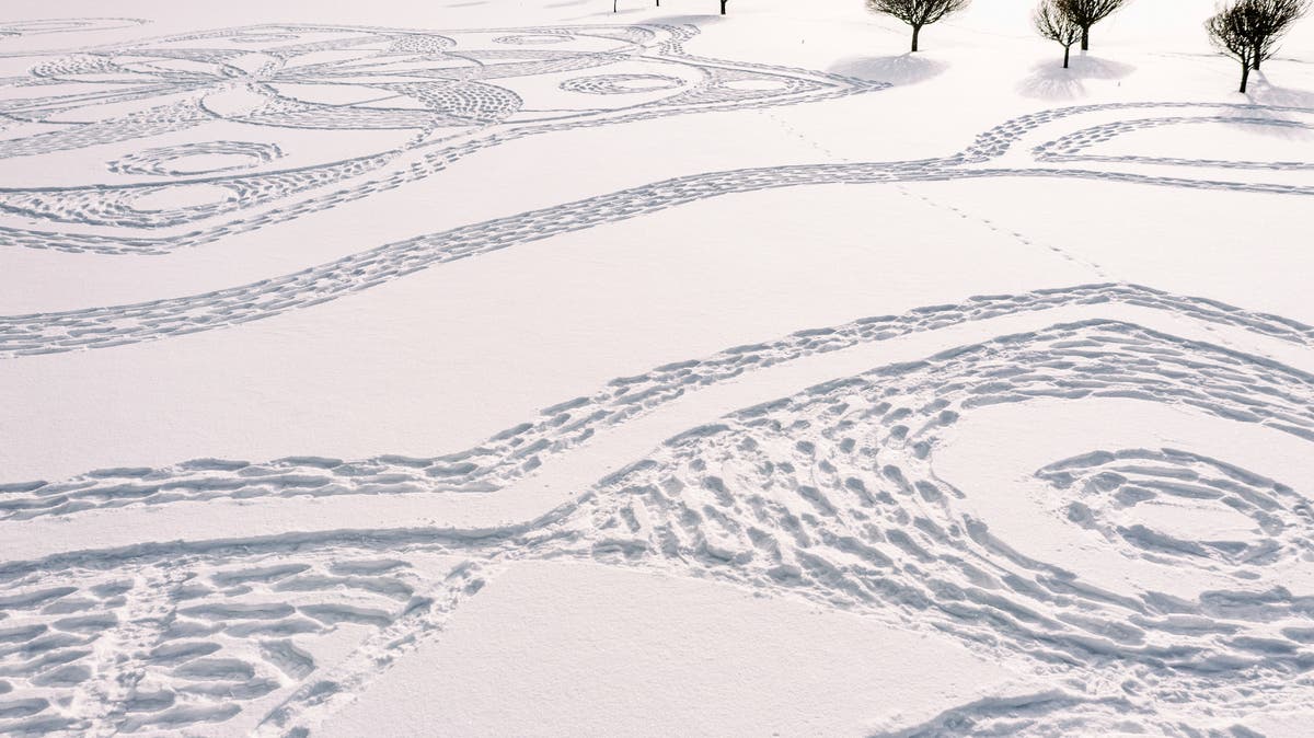 Finns in snowshoes create temporary artwork on golf course 
