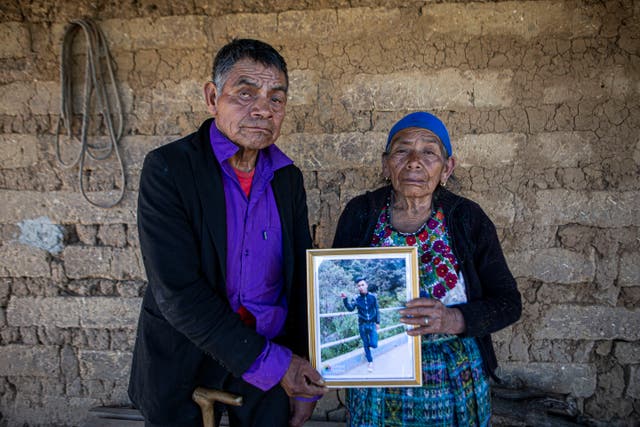 <p>En esta foto de archivo del 27 de enero de 2021, German y María Tomas posan para una foto sosteniendo un retrato enmarcado de su nieto Ivan Gudiel, quien creen que es uno de los cadáveres carbonizados encontrados en un camino rural en el municipio fronterizo México-Estados Unidos. de Camargo, en su casa de Comitancillo, Guatemala. Se ordenó la detención de una decena de oficiales de operaciones especiales para ser juzgados por los cargos de que mataron a tiros al menos a 14 migrantes guatemaltecos y dos mexicanos en un camino rural en el municipio fronterizo de Camargo. </p>