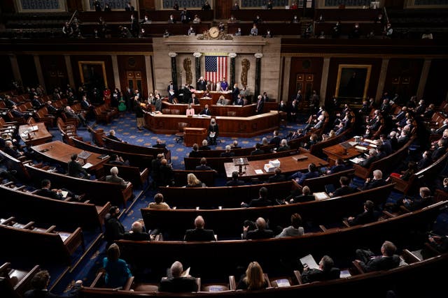 <p>En esta foto de archivo del 6 de enero de 2021, el lado republicano, a la derecha, en la cámara de la Cámara de Representantes, es visto como la presidenta de la Cámara de Representantes, Nancy Pelosi, demócrata por California, y el vicepresidente Mike Pence ofician como una sesión conjunta de la Cámara. y el Senado se reúne para contar los votos del Colegio Electoral emitidos en las elecciones de noviembre, en el Capitolio de Washington. Las discusiones comienzan el martes 9 de febrero en el juicio político de Donald Trump sobre las acusaciones de que incitó a la turba violenta que irrumpió en el Capitolio de los Estados Unidos el 6 de enero.</p>