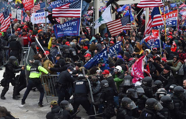 <p>(ARCHIVOS) En esta foto de archivo tomada el 6 de enero de 2021, partidarios de Trump chocan con la policía y las fuerzas de seguridad mientras empujan barricadas para asaltar el Capitolio de los EE. UU. En Washington DC - Los fiscales de juicio político transmitieron imágenes aterradoras, nunca antes vistas, de altos políticos estadounidenses que huyen por sus vidas durante el asalto de enero al Congreso por parte de partidarios de Donald Trump en el segundo día del juicio del ex presidente en el Senado. Con presentaciones gráficas y minuciosas, los gerentes de juicio político demócratas guiaron a los senadores a través de horas de video, algunos de los cuales provenían de cámaras de seguridad y cámaras corporales de la policía y estaban siendo transmitidos por primera vez. </p>