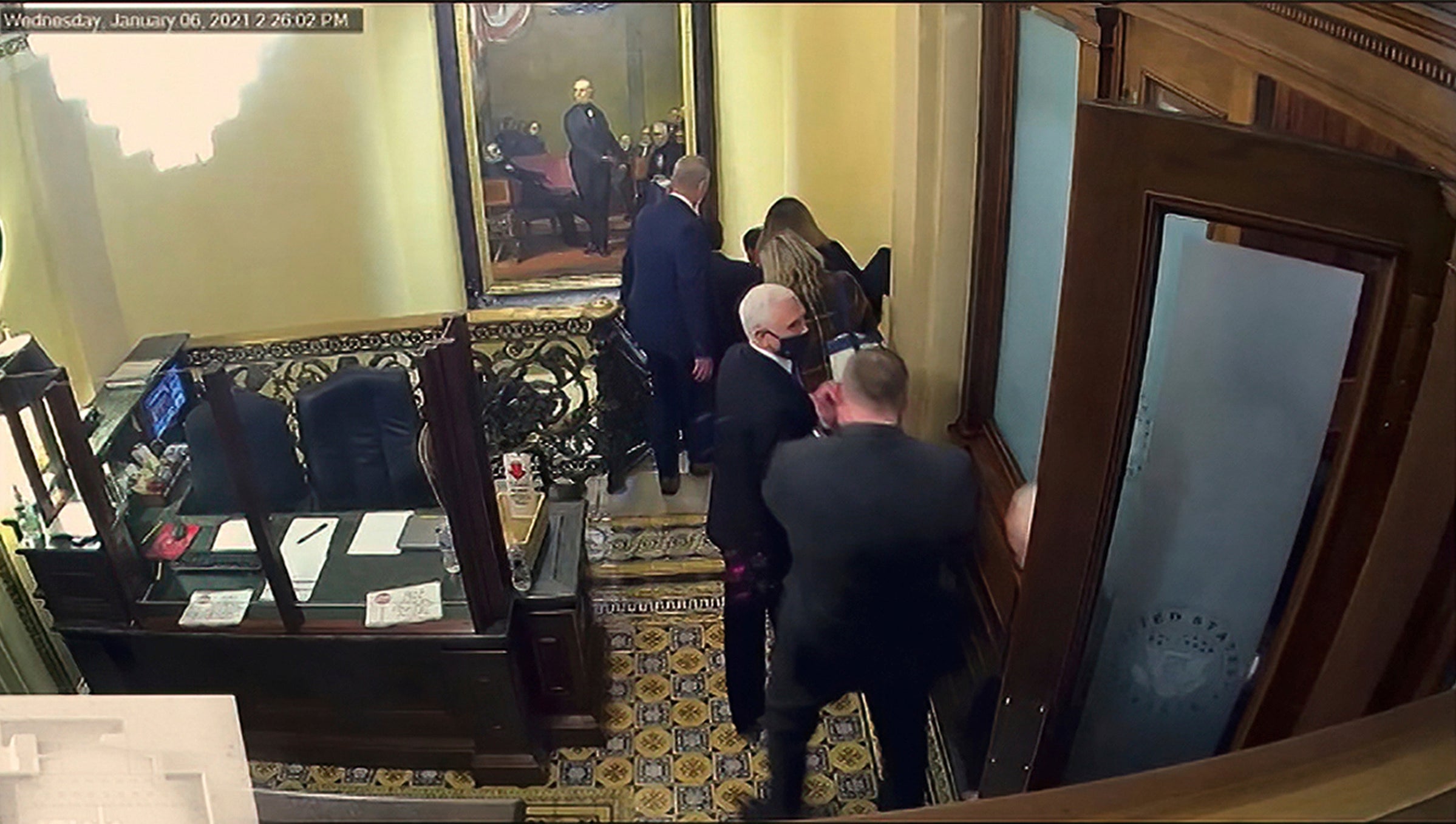 <p>En esta imagen de video, se muestra a los senadores un video de seguridad que muestra al vicepresidente Mike Pence siendo evacuado de la cámara del Senado, mientras el gerente de juicio político de la Cámara, el representante Eric Swalwell, demócrata de California, habla durante el segundo juicio político del ex presidente Donald Trump. en el Senado en el Capitolio de los Estados Unidos en Washington, el miércoles 10 de febrero de 2021.</p>