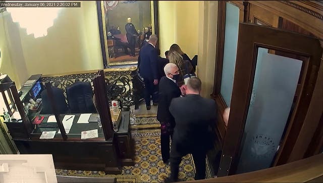 <p>En esta imagen de video, se muestra a los senadores un video de seguridad que muestra al vicepresidente Mike Pence siendo evacuado de la cámara del Senado, mientras el gerente de juicio político de la Cámara, el representante Eric Swalwell, demócrata de California, habla durante el segundo juicio político del ex presidente Donald Trump. en el Senado en el Capitolio de los Estados Unidos en Washington, el miércoles 10 de febrero de 2021.</p>