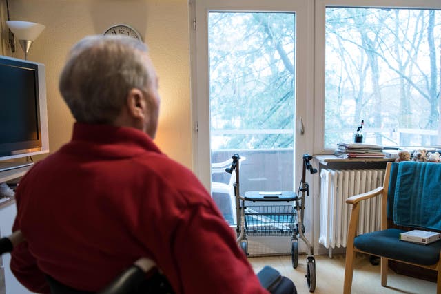 <p>Un residente se sienta en una silla de ruedas en su habitación en un hogar de ancianos en Berlín el 14 de enero de 2021, en medio de la pandemia del nuevo coronavirus (Covid-19). </p>